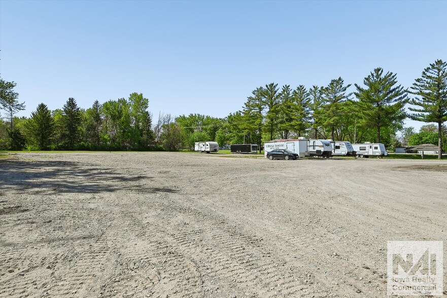 More Photos Of 520 Franklin St, Center Point Industrial For Sale