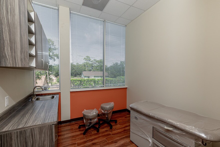 More Photos Of 16422 Stuebner Airline Rd, Spring Medical For Lease