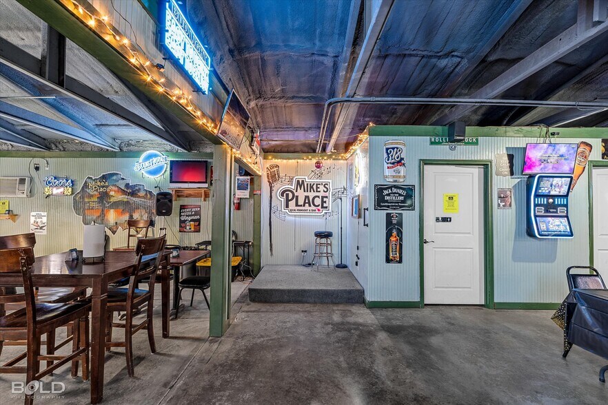 More Photos Of 7318 Ida State Line rd, Ida Bar For Sale