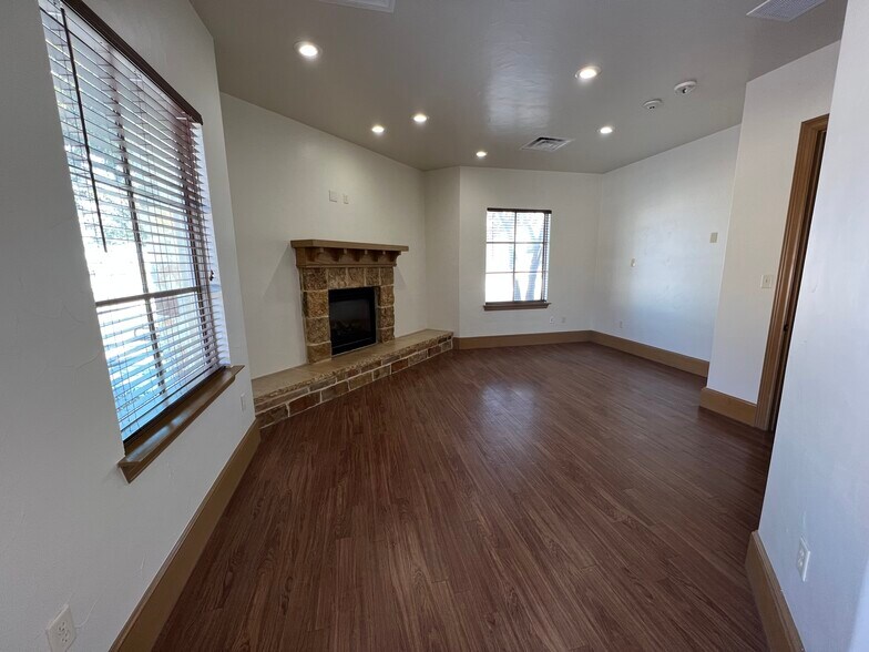 More Photos Of 1801-1813 Hinkle Dr, Denton Office For Sale