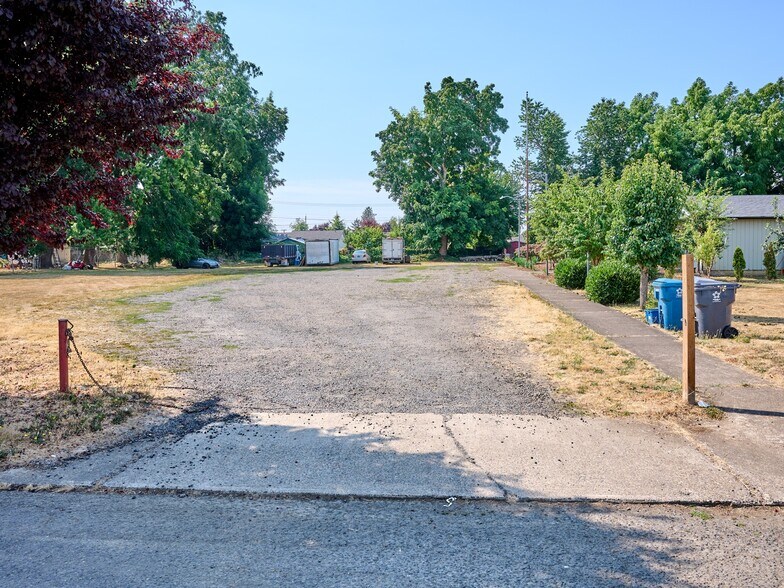 More Photos Of 1480 NE Laurel Ave, Woodburn Office For Sale