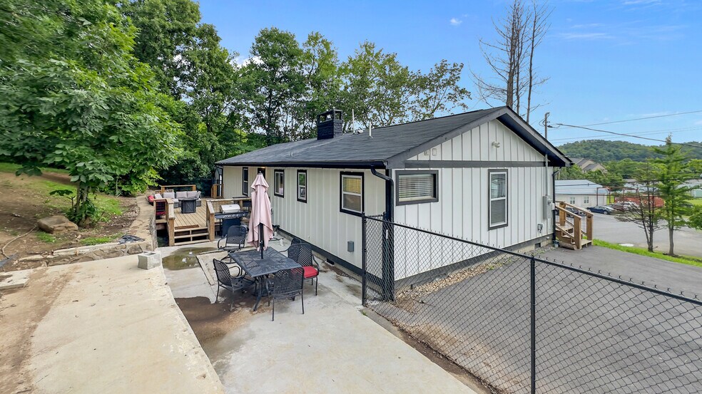 More Photos Of 1011 Old Knoxville Hwy, Sevierville Specialty For Sale