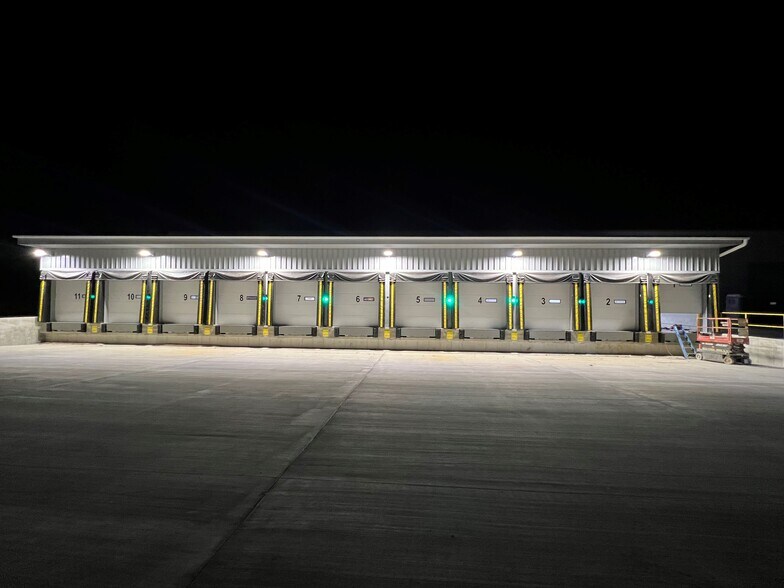 More Photos Of 6363 W 73rd St, Bedford Park Manufacturing For Lease