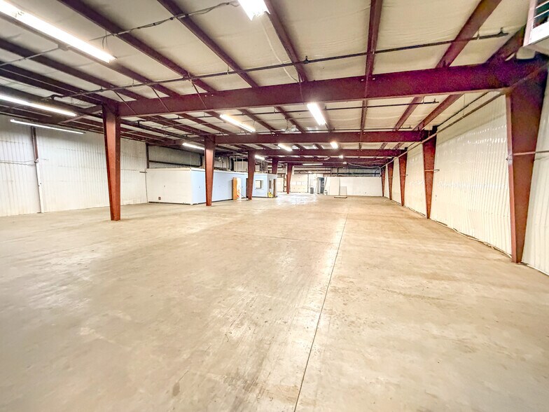 More Photos Of 402 Boyer Cir, Williston Distribution For Lease