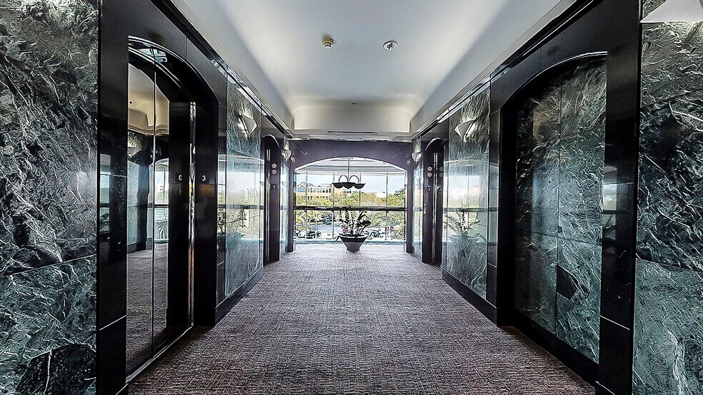 More Photos Of 5950 Hazeltine National Dr, Orlando Office For Lease