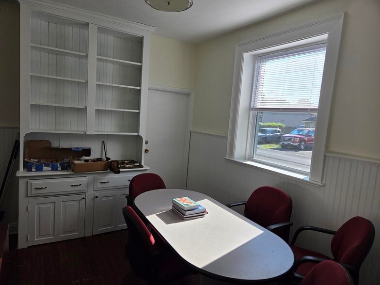 More Photos Of 410 E Main St, Hummelstown General Retail For Lease