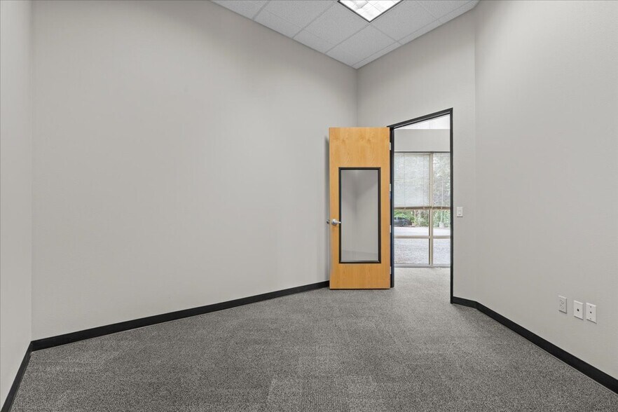 More Photos Of 6455 Lakeview Blvd, Lake Oswego Flex For Lease