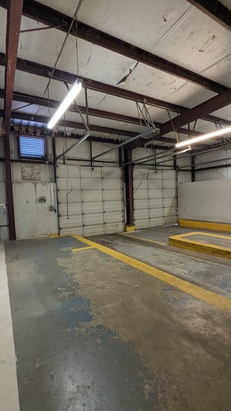 More Photos Of 1416 Twin Oaks St, Wichita Falls Warehouse For Lease