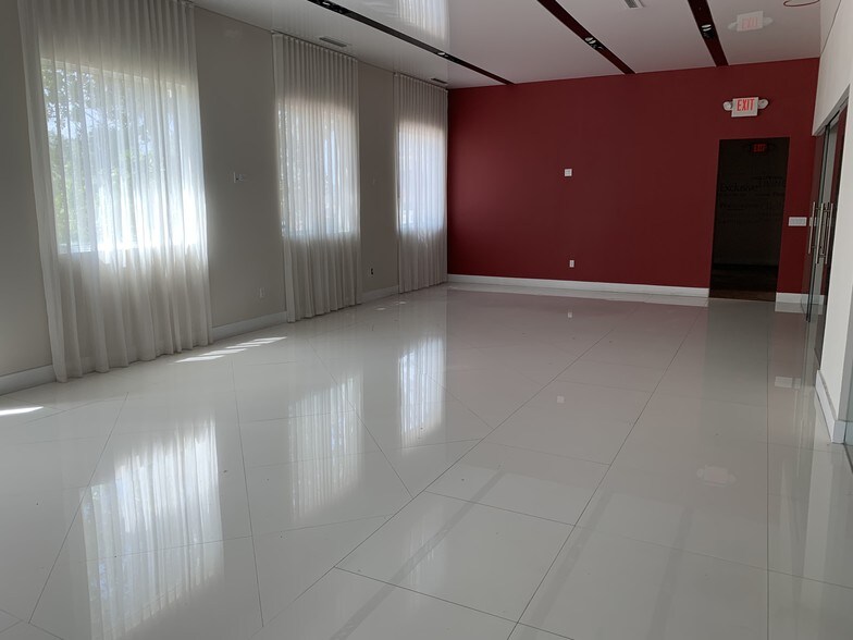 More Photos Of 201 N Ocean Dr, Hollywood Storefront Retail Office For Lease