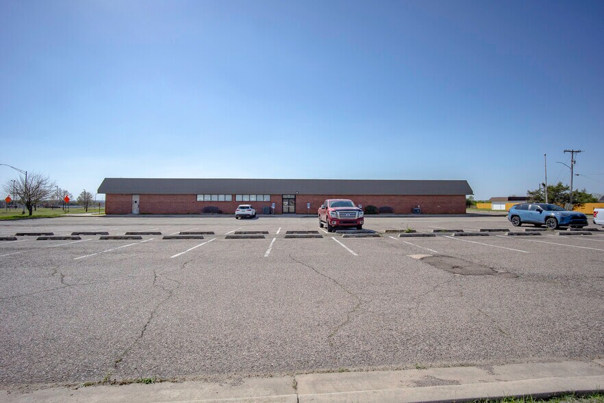 More Photos Of 1400 N Kennedy Ave, Shawnee Office For Sale