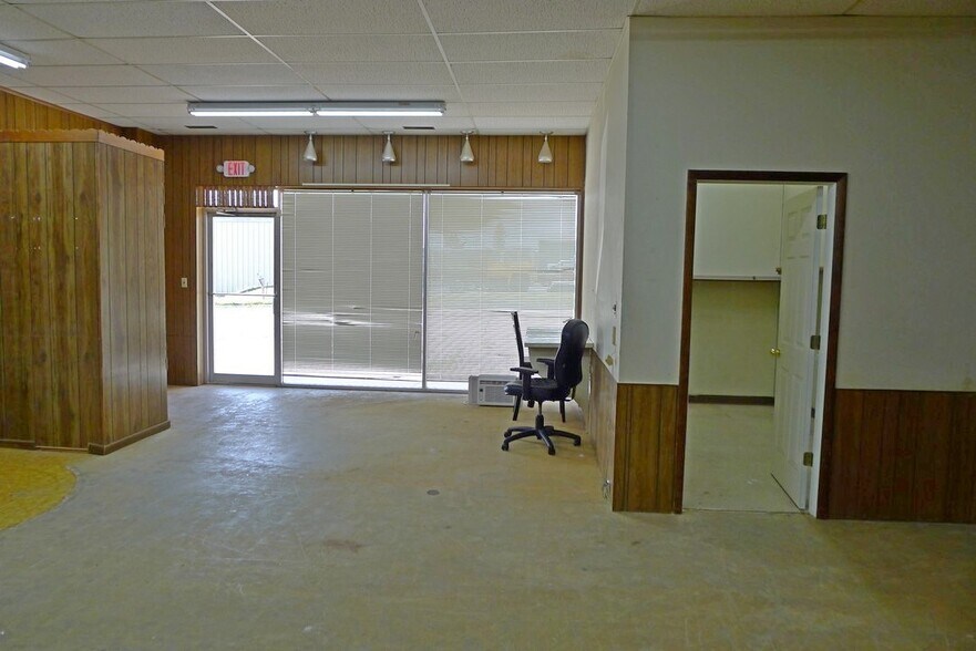 More Photos Of 101 9th St, Charles City General Retail For Sale