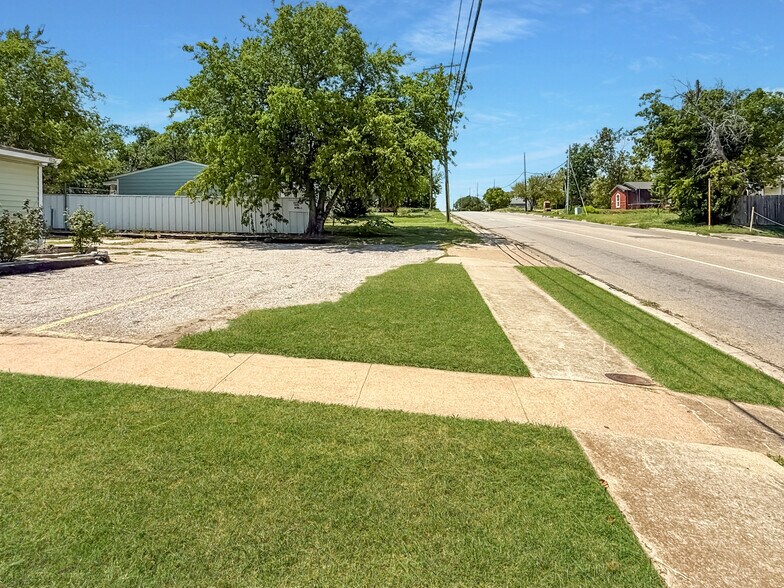 More Photos Of 104 W Hallmark Ave, Killeen Freestanding For Sale