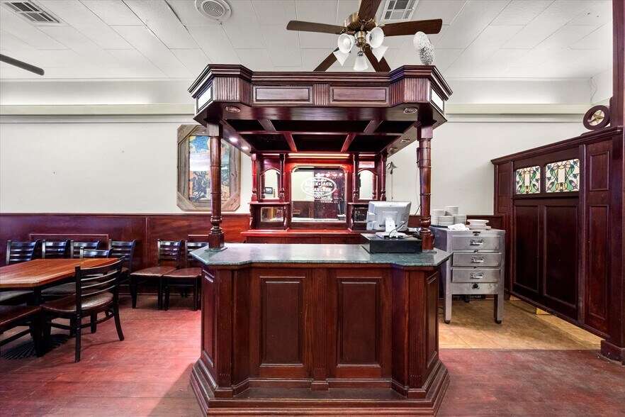 More Photos Of 107 S Beaton St, Corsicana Storefront For Sale