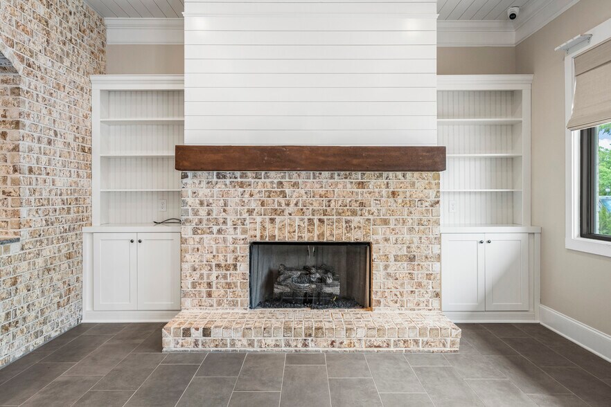 More Photos Of 102 S College St, Hamilton Flex For Sale