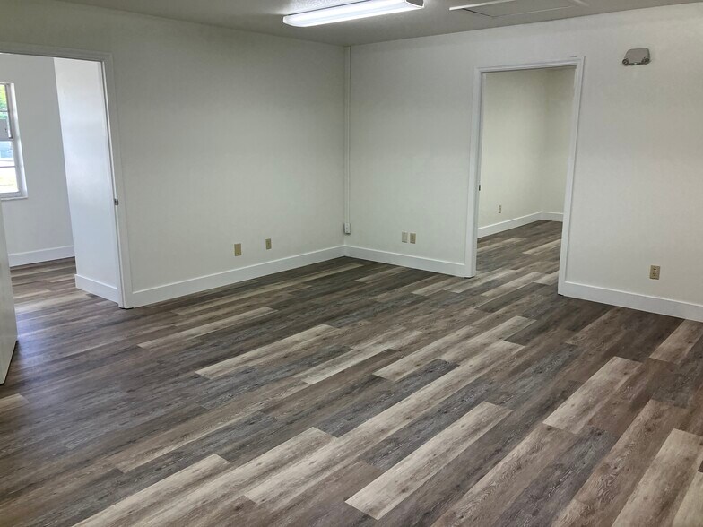 More Photos Of 102 N Country Road 470, Lake Panasoffkee Office For Lease