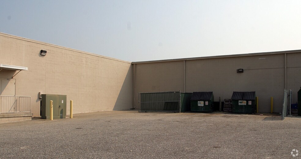 More Photos Of 929 McArthur Rd, Fayetteville Supermarket For Lease