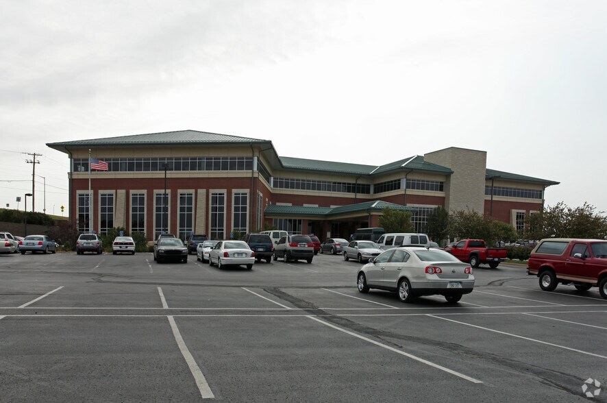 More Photos Of 6001 SW 6th Ave, Topeka Office For Sale