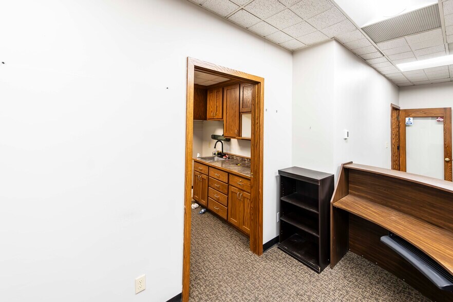 More Photos Of 1119 N 42nd St, Grand Forks Office For Lease