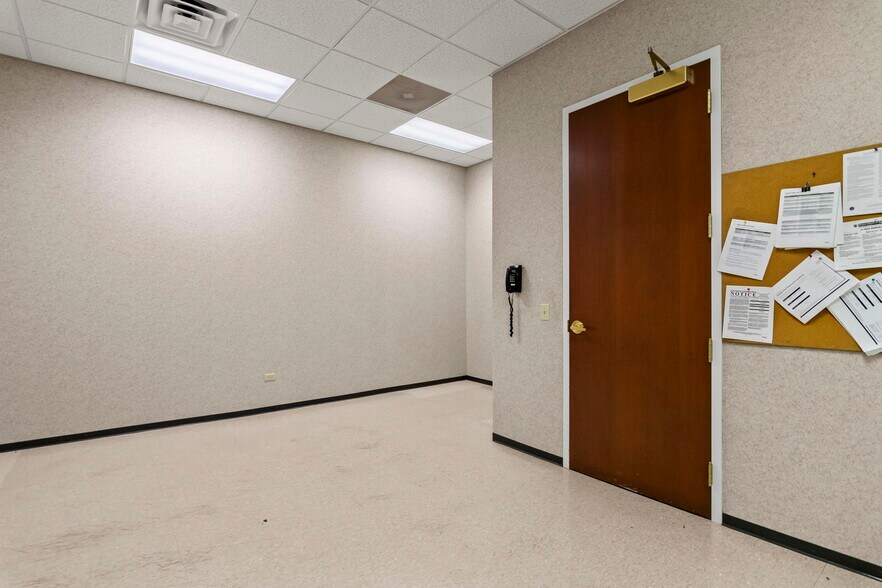 More Photos Of 15 SW Old State Capitol Plz, Springfield Office For Sale