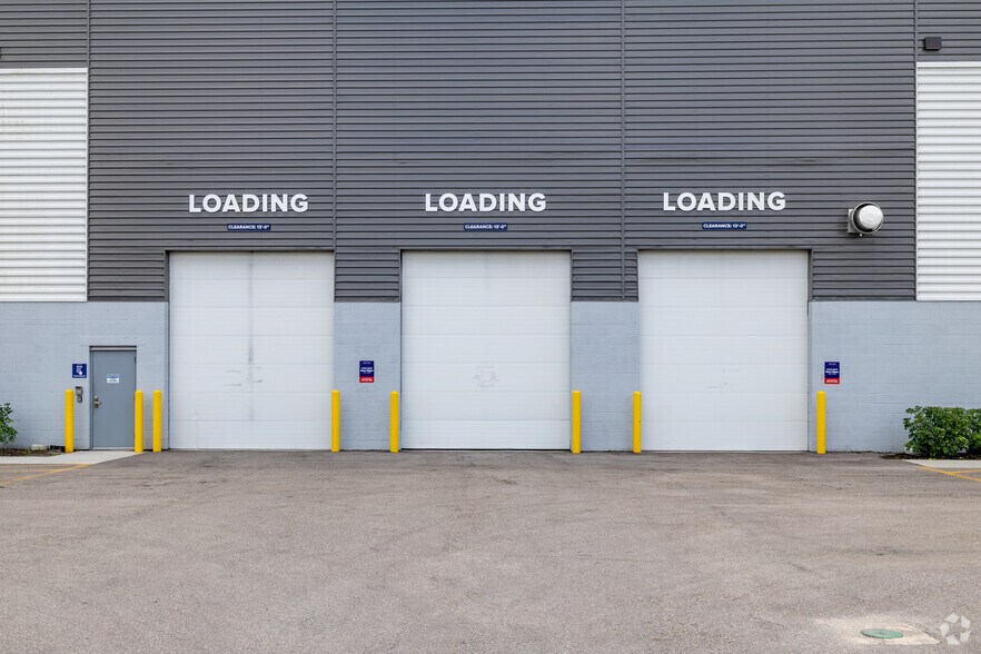 More Photos Of 2320 E Mall Dr, Fort Myers Warehouse For Lease