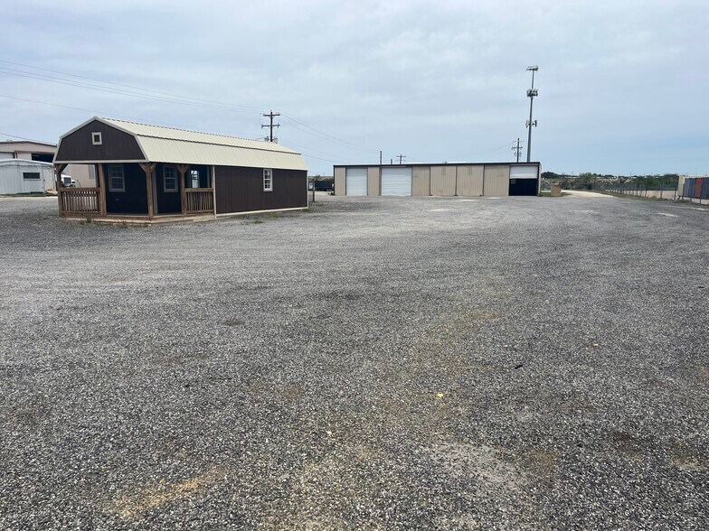 More Photos Of 601 N Access Rd, Tye Warehouse For Lease