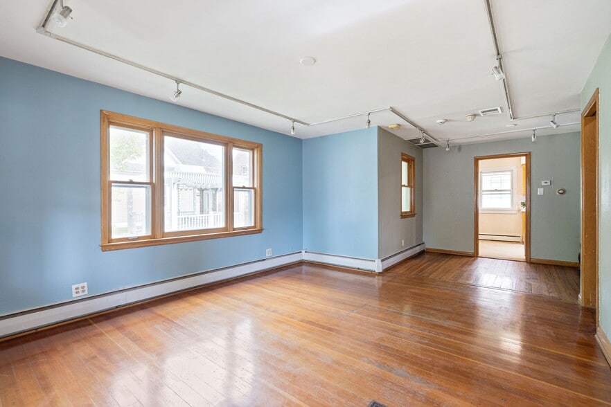 More Photos Of 609 Main St, Windsor Office For Sale