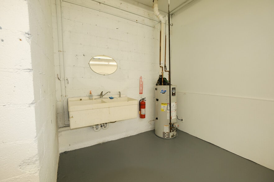 More Photos Of 30 W Price St, Linden Flex For Sale