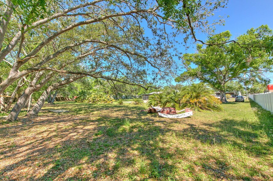 More Photos Of 5921 Causeway Blvd, Tampa Flex For Sale