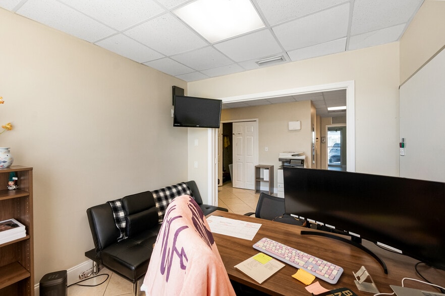 More Photos Of 10261 Sunset Dr, Miami Office For Lease