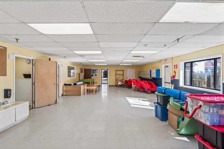 More Photos Of 211 Edds Ln, Sterling Schools For Lease