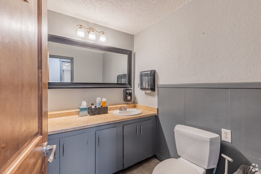 More Photos Of 6823 SW Canyon Rd, Portland Office For Sale