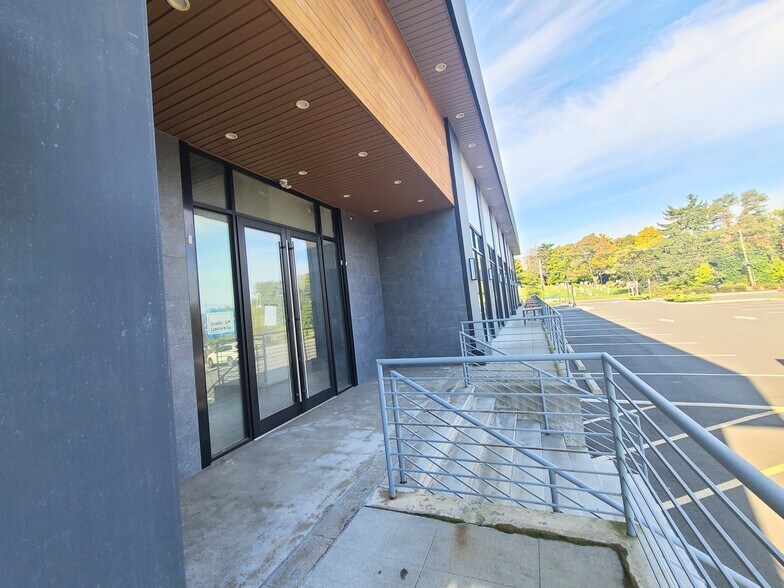 More Photos Of 360 Georges Rd, North Brunswick Storefront For Lease