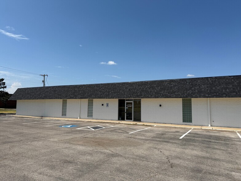 More Photos Of 1414 N Kennedy Ave, Shawnee Medical For Lease