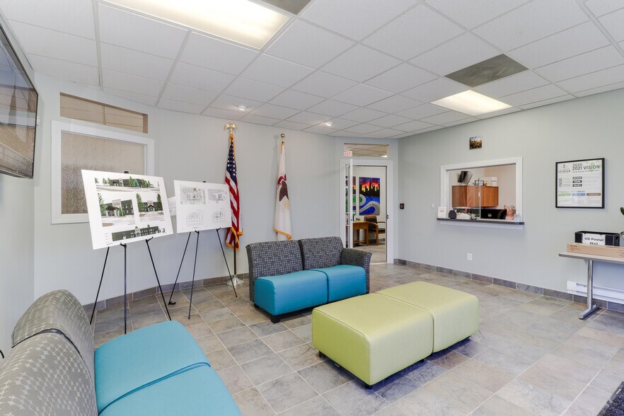 More Photos Of 1605 Commerce Pky, Bloomington Office For Lease