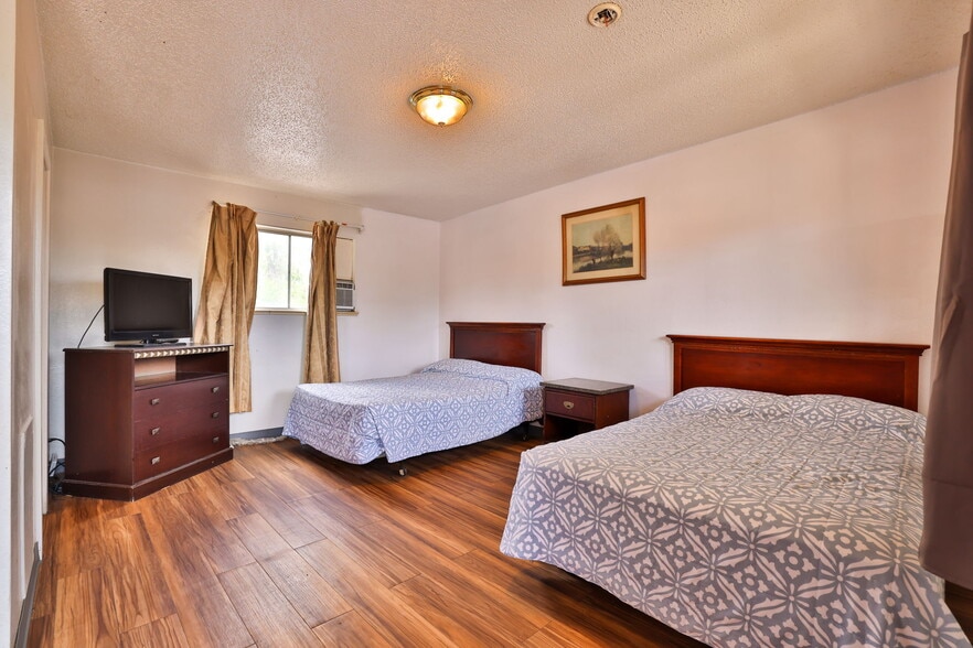 More Photos Of 620 W Colorado Ave, Colorado Springs Hotel For Sale