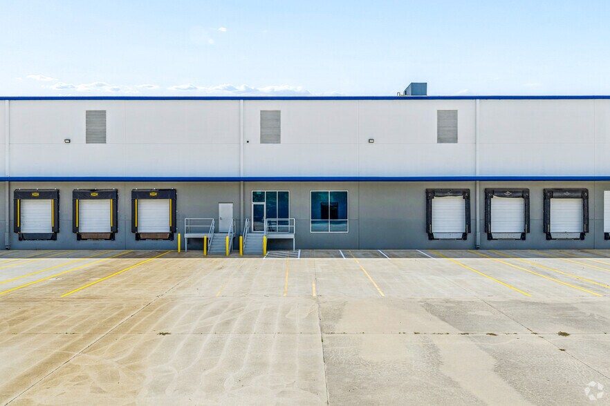 More Photos Of 125 Southside Ct, McDonough Distribution For Lease