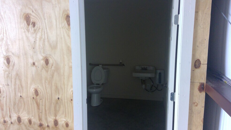 More Photos Of 132 N Grants Ln, White Settlement Flex For Lease