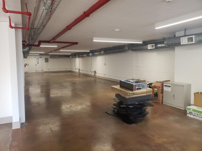 More Photos Of 1020 Chestnut St, Burbank Light Distribution For Lease