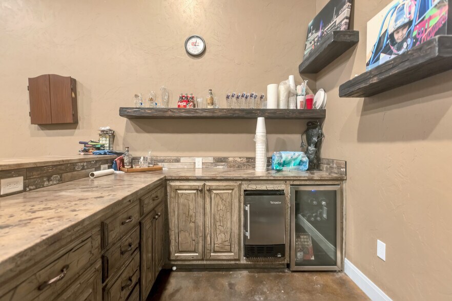 More Photos Of 1525 N Avenue D, Odessa Flex For Sale