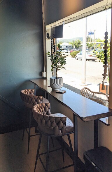 More Photos Of 237 SE G St, Grants Pass Storefront Retail Office For Sale