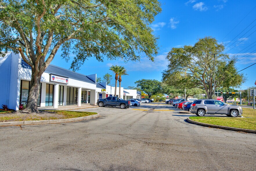 More Photos Of 8535 Baymeadows Rd, Jacksonville Storefront For Lease
