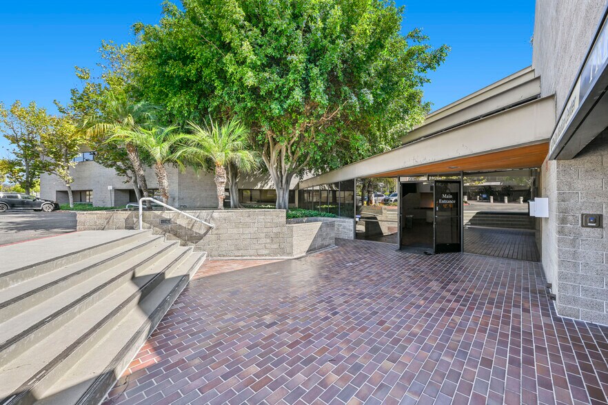More Photos Of 2095 W Vista Way, Vista Medical For Lease