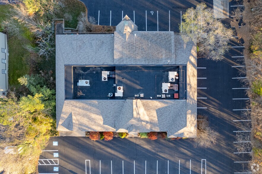 More Photos Of 161 E Aurora Rd, Northfield Office For Lease