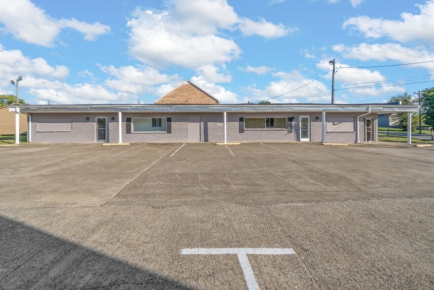 More Photos Of 124 10th St, Clarksville Flex For Sale