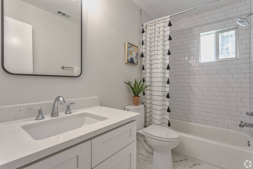 More Photos Of 425 N Rosemont Ave, Dallas Apartments For Sale