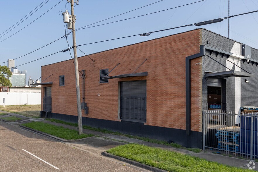 More Photos Of 1110 Paige St, Houston Warehouse For Lease