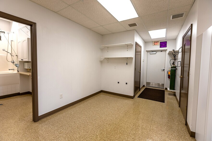 More Photos Of 14605 Velp Ave, Suamico Veterinarian Kennel For Sale