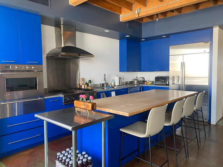 More Photos Of 2114 Narcissus Ct, Venice Office For Lease