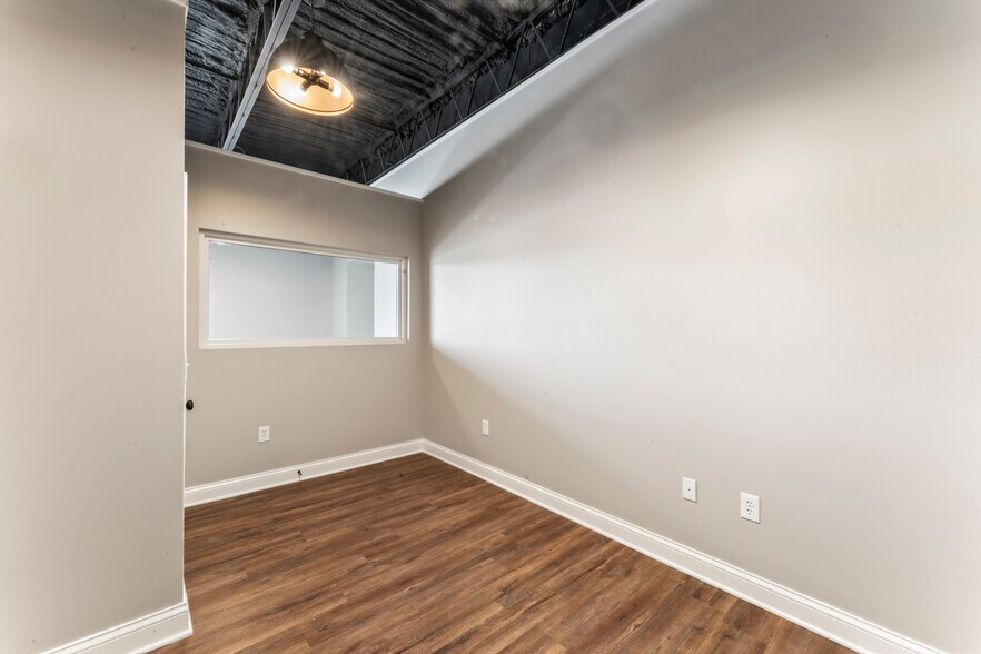 More Photos Of 7801-7811 Shawnee Mission Pky, Overland Park Freestanding For Lease