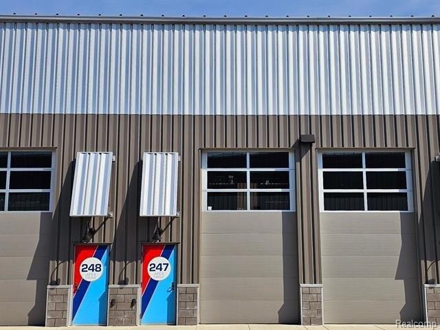 Primary Photo Of 247 Apex Dr, Pontiac Parking Garage For Sale